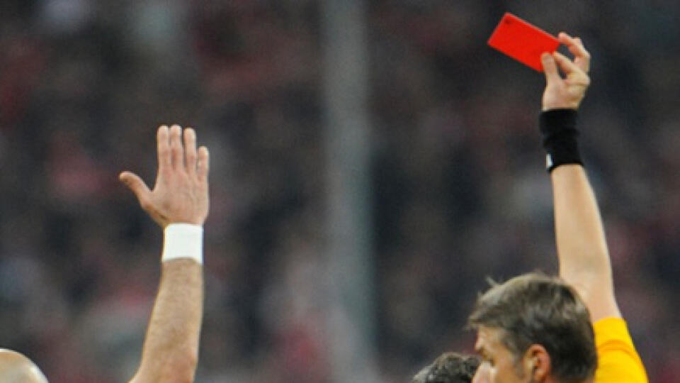 Franck Ribery z Bayernu, v strede, si od rozhodcu vyslúžil červenú kartu počas semifinálového zápasu Ligy majstrov v Mníchove.
