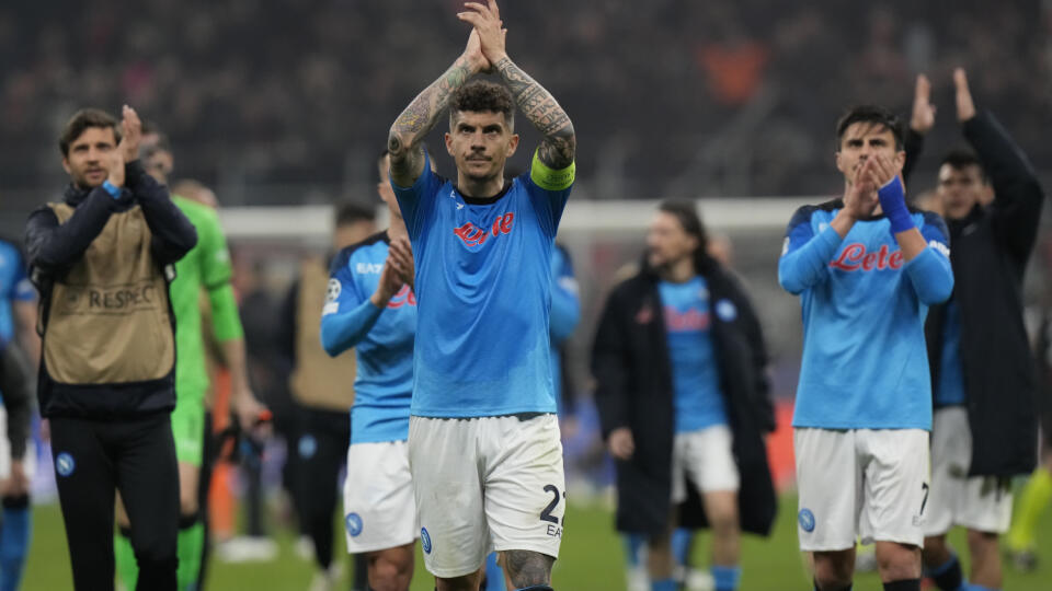 KK5 Miláno - Hráč Neapola Giovanni Di Lorenzo zdraví divákov po futbalovom zápase štvrťfinále Ligy majstrov AC Miláno - SSC Neapol v Miláne 12. apríla 2023. FOTO TASR/AP
Napoli's Giovanni Di Lorenzo greets supporters after the Champions League quarterfinal, first leg, soccer match between AC Milan and Napoli, at the San Siro stadium in Milan , Italy, Wednesday, April 12, 2023. (AP Photo/Luca Bruno)