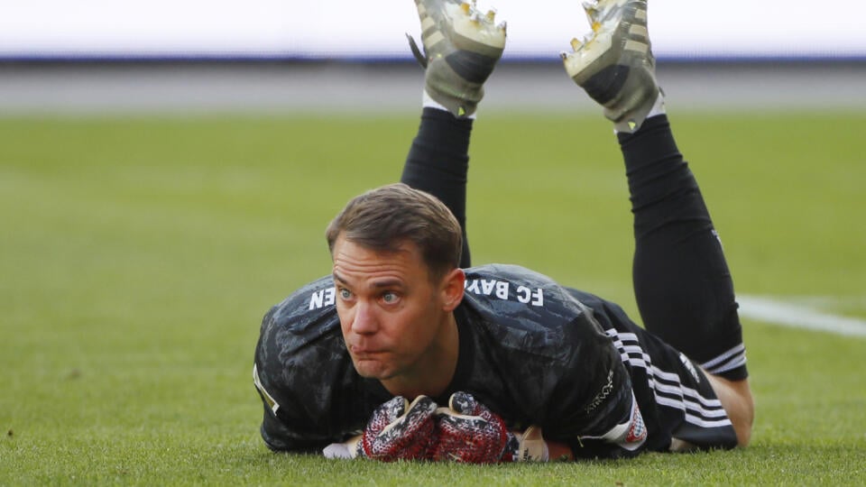 JB 64 Berlín - Brankár Bayernu Manuel Neuer leží na trávniku počas futbalového zápasu nemeckej Bundesligy Union Berlín - Bayern Mníchov v Berlíne 17. mája 2020. Nemecká bundesliga za prísnych hygienických a bezpečnostných opatrení pre pandémiu nového koronavírusu pokračuje od soboty 16. mája, zvyšok sezóny sa dohrá bez divákov. FOTO TASR/AP

Goal keeper Manuel Neuer of Munich lies on the pitch during the German Bundesliga soccer match between Union Berlin and Bayern Munich in Berlin, Germany, Su