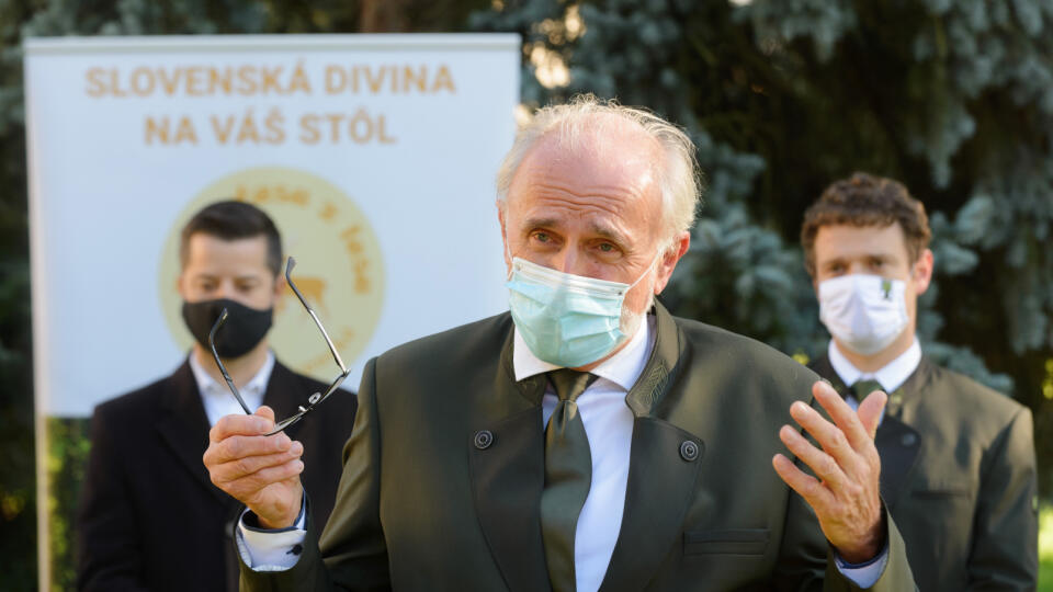 Na snímke minister pôdohospodárstva a rozvoja vidieka SR Ján Mičovský počas tlačovej konferencie  v Topoľčiankach v piatok  6. novembra 2020.
FOTO TASR - Henrich Mišovič