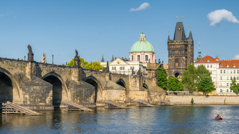 Pohľad na Karlov most v Prahe.