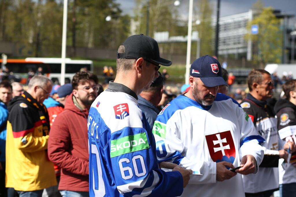 V utajení mu nepomohla ani šiltovka a slnečné okuliare.