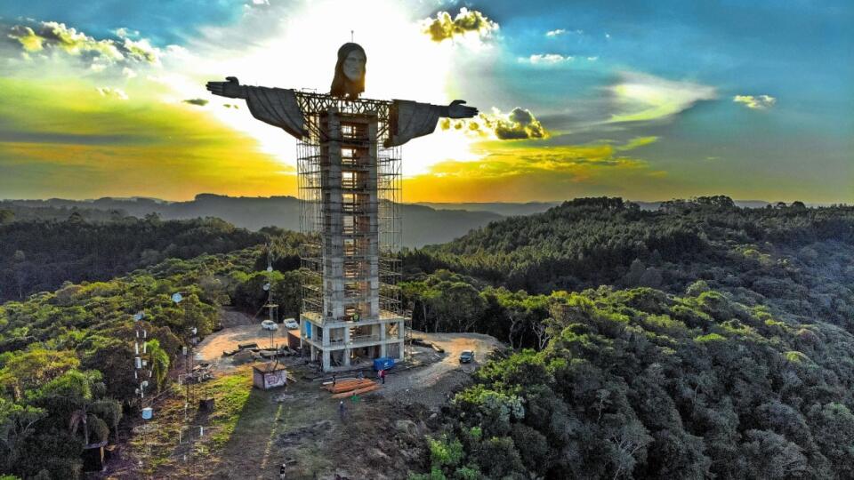 OCHRANCA
Nová Ježišova socha
má posilniť vieru
aj prilákať turistov
do brazílskeho
mesta Encantado.