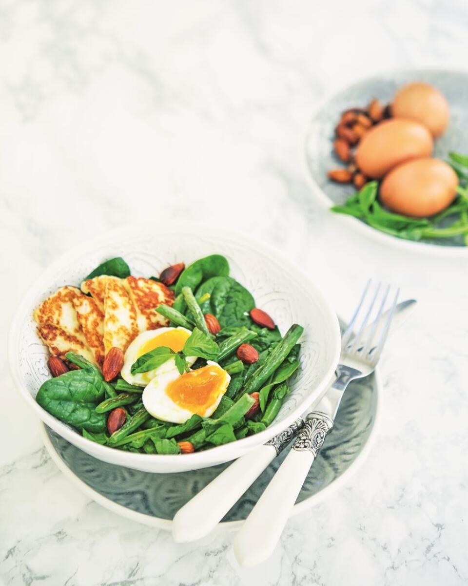 Jarnejší šalát nenájdete: Medvedí cesnak, vajce a halloumi je parádne kombo