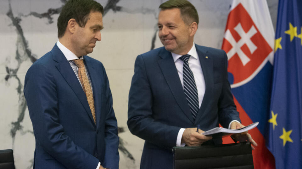 Na snímke sprava guvernér Národnej banky Slovenska (NBS) Peter Kažimír a vľavo viceguvernér NBS Ľudovít Ódor počas tlačovej konferencie NBS k ekonomickému a menovému vývoju - leto 2022. V Bratislave, 21. júna 2022. FOTO TASR - Pavel Neubauer