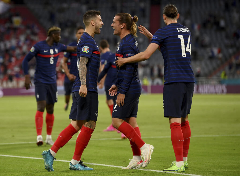 KK60 Mníchov - Francúzski futbalisti sa tešia z vlastného gólu nemeckého futbalistu Matsa Hummelsa počas zápasu základnej F-skupiny Francúzsko - Nemecko na ME vo futbale 15. júna 2021 v Mníchove. FOTO TASR/AP
French players celebrate after scoring their side's first goal during the Euro 2020 soccer championship group F match between France and Germany at the Allianz Arena stadium in Munich, Tuesday, June 15, 2021. (Matthias Hangst/Pool via AP)