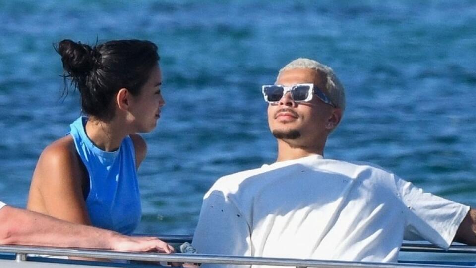 Dele Alli s priateľkou Cindy na luxusnej dovolenke na severe Sardínie.