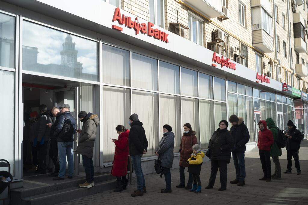 KK46 Moskva - Ľudia stoja v rade na výber peňazí z automatu banky Alfa Bank 27. februára 2022 v Moskve. Spojené štáty oznámili v stredu 6. apríla 2022 ďalší balík sankcií proti Rusku, ktorých súčasťou bude zákaz nových investícií v krajine, ako aj ďalšie kroky proti ruskému bankovému systému a voči elitám, vrátane dcér prezidenta Vladimira Putina. V rámci nových sankcií USA rozhodli o zablokovaní prístupu najväčšej ruskej banky Sberbank, ako aj najväčšej súkromnej banky v Rusku Alfa Bank k ameri