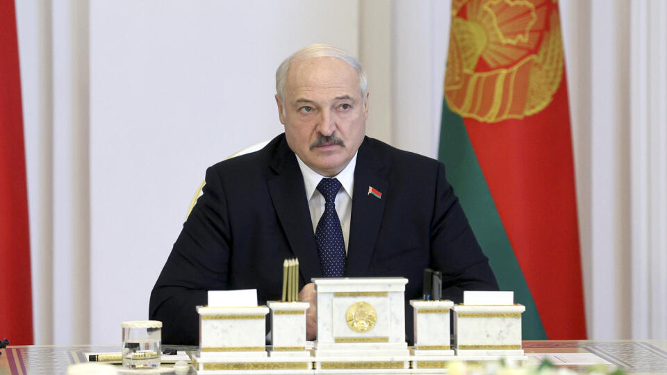 EBE 11 Minsk - Na snímke bieloruský prezident Alexandr Lukašenko počas zasadnutia vládneho kabinetu v Minsku 23. júla 2021. FOTO TASR/AP
Belarus President Alexander Lukashenko speaks during a cabinet meeting in Minsk, Belarus, Friday, July 23, 2021. Belarusian authorities have ramped up raids and arrests of independent journalists and civil society activists in recent weeks. (Nikolay Petrov/BelTA Pool Photo via AP)