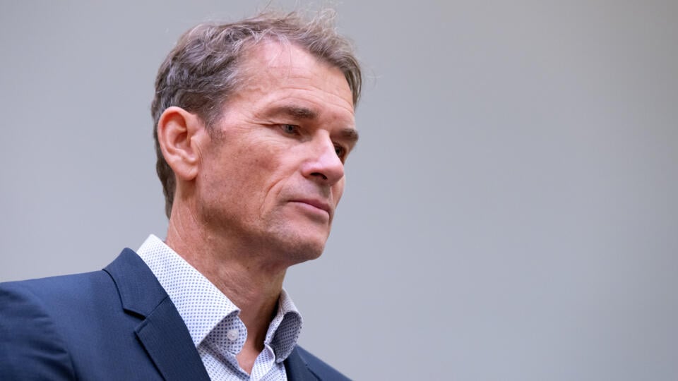 Bývalý nemecký brankár Jens Lehmann stojí v súdnej sieni v Mníchove v piatok 27. septembra 2024.