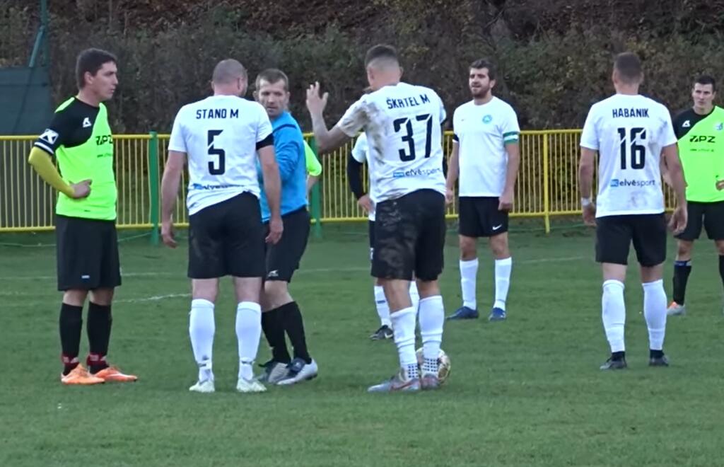 Martin Škrtel sotil do hlavného rozhodcu, ktorý ho však nevylúčil a ukázal mu len žltú kartu.