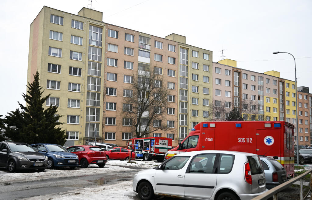 Na snímke hasičské autá a policajná páska počas policajnej akcie zameranej na zadržanie páchateľa podozrivého zo spáchania trestného činu terorizmu a iných trestných činov na jednej z ulíc v mestskej časti Dargovských hrdinov v Košiciach v utorok 7. januára 2025. Jednu podozrivú osobu už policajti zadržali. Potvrdila to košická krajská policajná hovorkyňa Lenka Ivanová. FOTO TASR – František Iván 