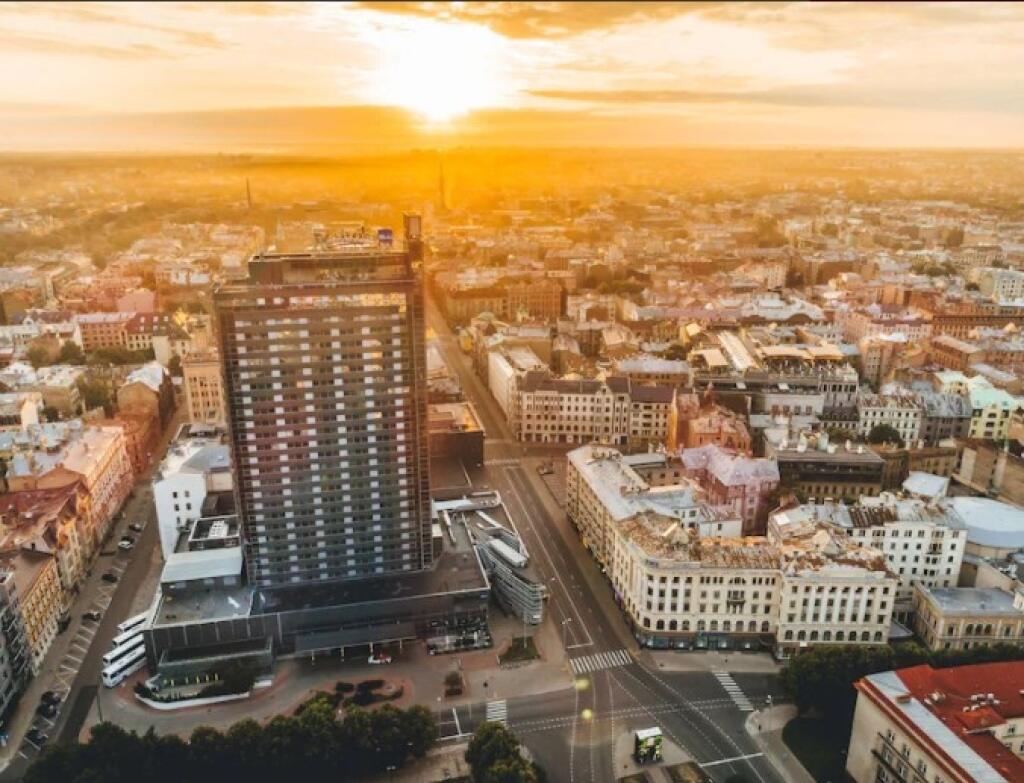 Štvorhviezdičkový hotel sa nachádza v širšom centre Rigy.