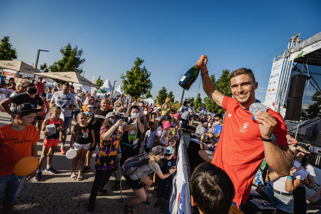 Samozrejme, Grigar priniesol do Šamorína ukázať striebornú medailu, ktorú vypádloval z tokijského kanála. „Ani sa nedá spočítať, koľkokrát som ju už ukázal. Veľa ľudí sa s ňou chcelo odfotiť. Zdá sa, že priťahuje pozornosť,“ hovoril Grigar médiám v Šamoríne.