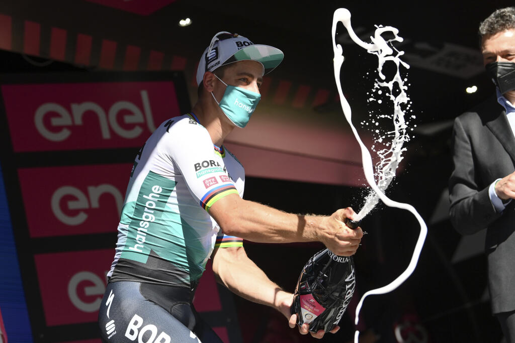 EBE 26 Foligno - Na snímke slovenský cyklista Peter Sagan oslavuje na pódiu víťazstvo v 10. etape 104. ročníka pretekov Giro d'Italia v pondelok 17. mája 2021. Jazdec z tímu Bora-Hansgrohe mal najsilnejšie nohy v záverečnom špurte 139 km dlhej trasy z L’Aquily do Foligna a pripísal si druhý triumf na podujatí. Vlani vyhral taktiež v desiatej etape. FOTO TASR/AP
Stage winner Peter Sagan celebrates on the podium of the tenth stage of the Giro d'Italia cycling race, from L'Aquila to Foligno, Italy