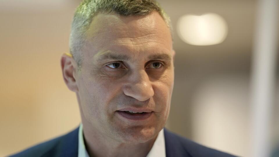 Starosta mesta Kyjev Vitalij Kličko odpovedá na otázky novinárov počas rozhovoru pre The Associated Press na Svetovom ekonomickom fóre v Davose v utorok 24. mája 2022.