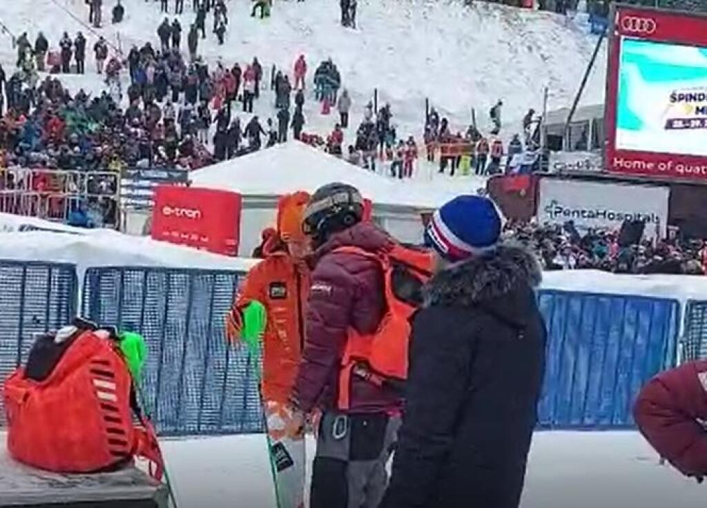 Po pretekoch Petra čoci vysvetľovala bratovi Boprisovi a hádzala pri tom palicou.