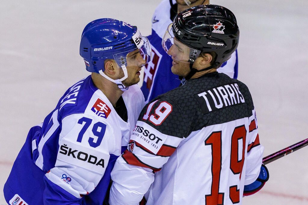 Na snímke Libor Hudáček a Kyle Turris počas zápasu A skupiny hokejových Majstrovstiev sveta IIHF 2019 medzi reprezentáciami Slovenska a Kanady.
