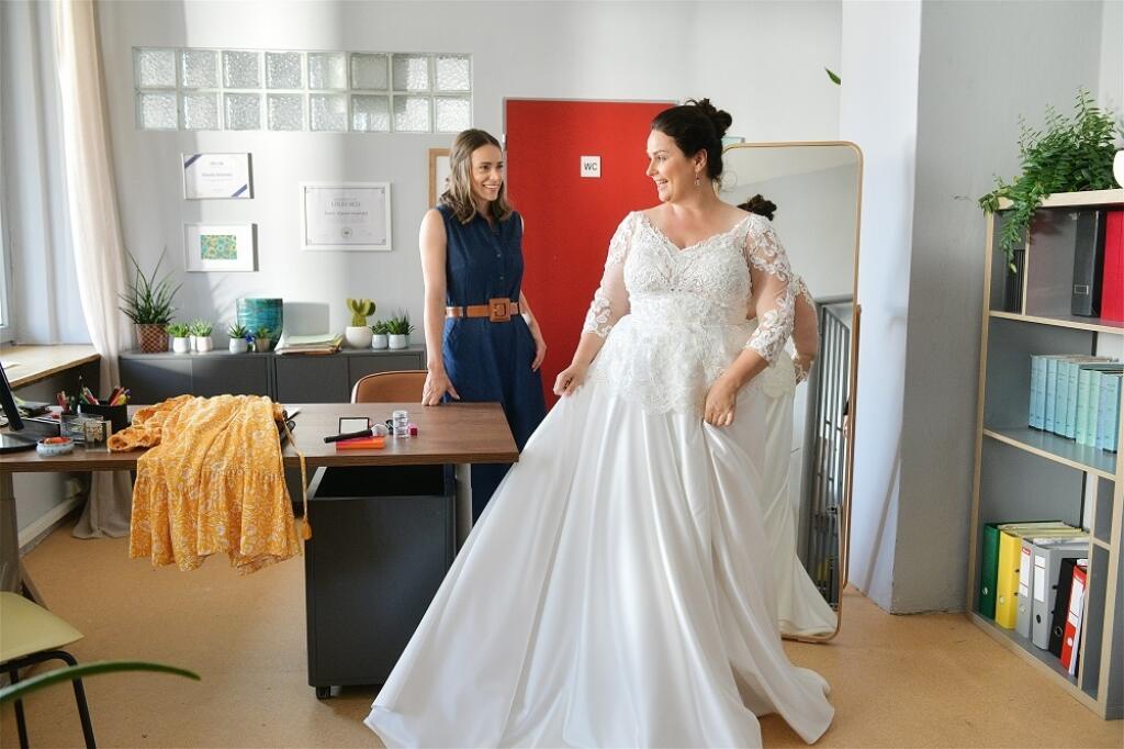 Petra ako nevesta, ktorá sa vydáva za profesora, ktorého hrá Samo Trnka.