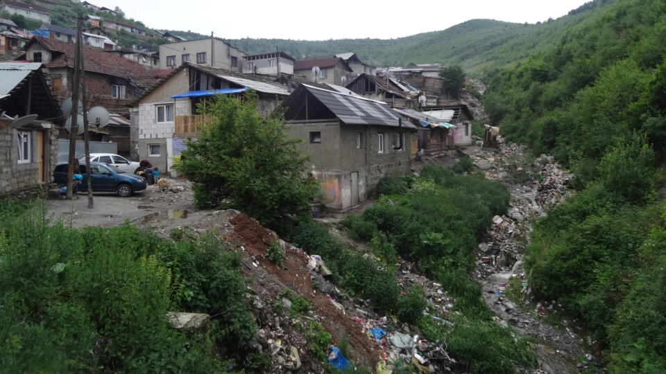 Osada na kopci nad obcou Richnava. Vpravo je vidieť haldy odpadu, ktorý kopíruje koryto potoka.