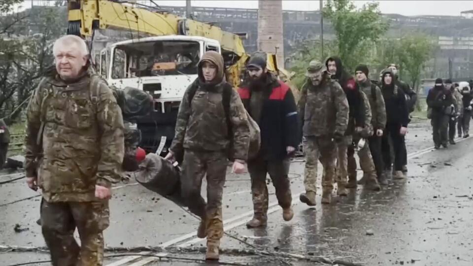 WA 24 Mariupol - Na videosnímke ruského ministerstva obrany vydanej vo štvrtok 19. mája 2022, ukrajinskí vojaci, ktorí niekoľko týždňov odolávali útokom ruských síl v oceliarniach Azovstaľ, kráčajú po ceste pred závodom ocelarní v juhoukrajinskom prístavnom meste Mariupol. FOTO TASR/AP
Ukrainian servicemen sit in a bus traveling from Mariupol to a prison in Olyonivka after they leave the besieged Mariupol's Azovstal steel plant, in Mariupol, in territory under the government of the Donetsk P