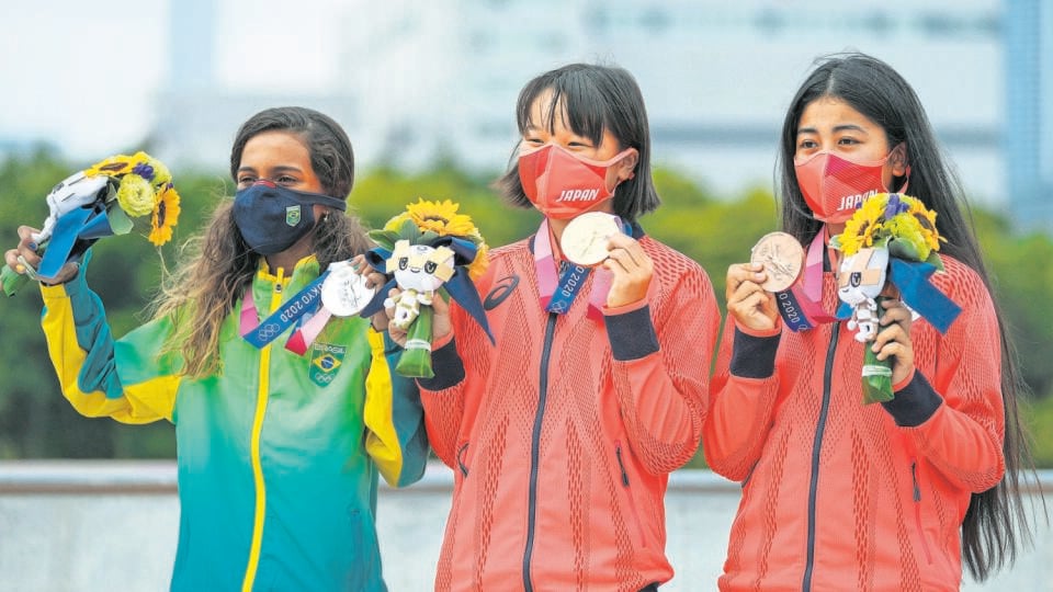 Historicky prvou víťazkou sa stala domáca Japonka Momiji Nišijová (13, uprostred) a striebornú medailu si vybojovala o 127 dní mladšia Rayssa Lealová z Brazílie. Bronz získala ďalšia Japonka Funa Nakajamová (16).