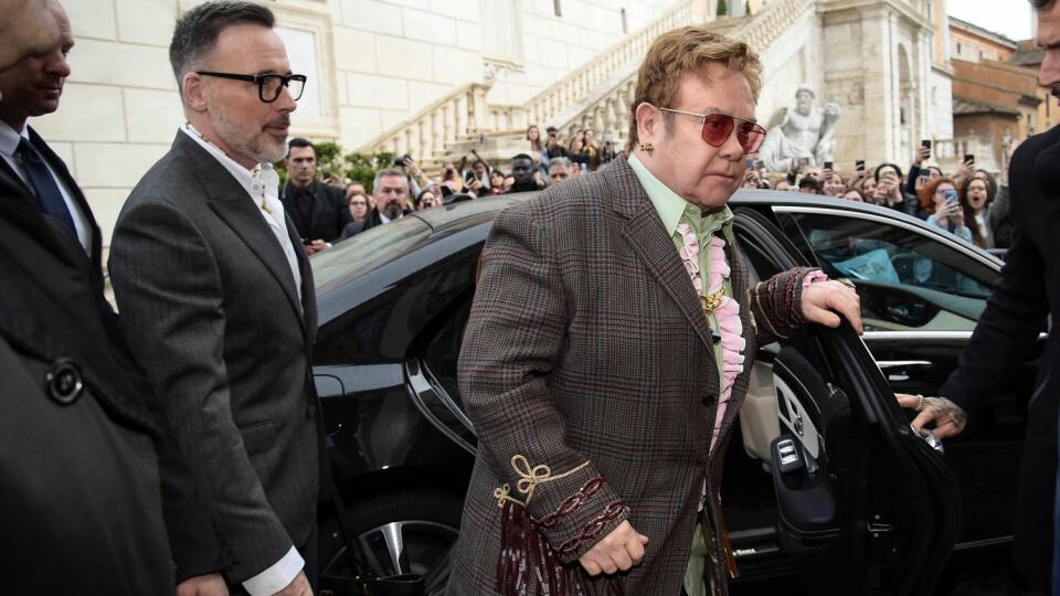 Elton John so životným partnerom je momentálne v Ríme, na prehliadke Gucci.