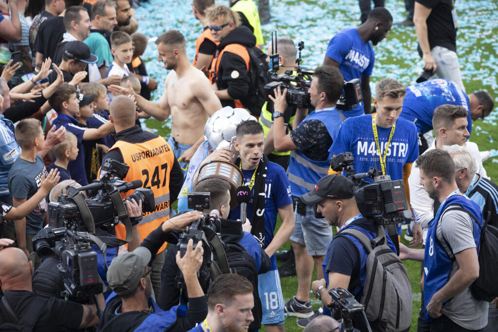Na snímke futbalisti Slovana Bratislava , ktorý oslavujú zisk 4. titulu Fortuna ligy za sebou.