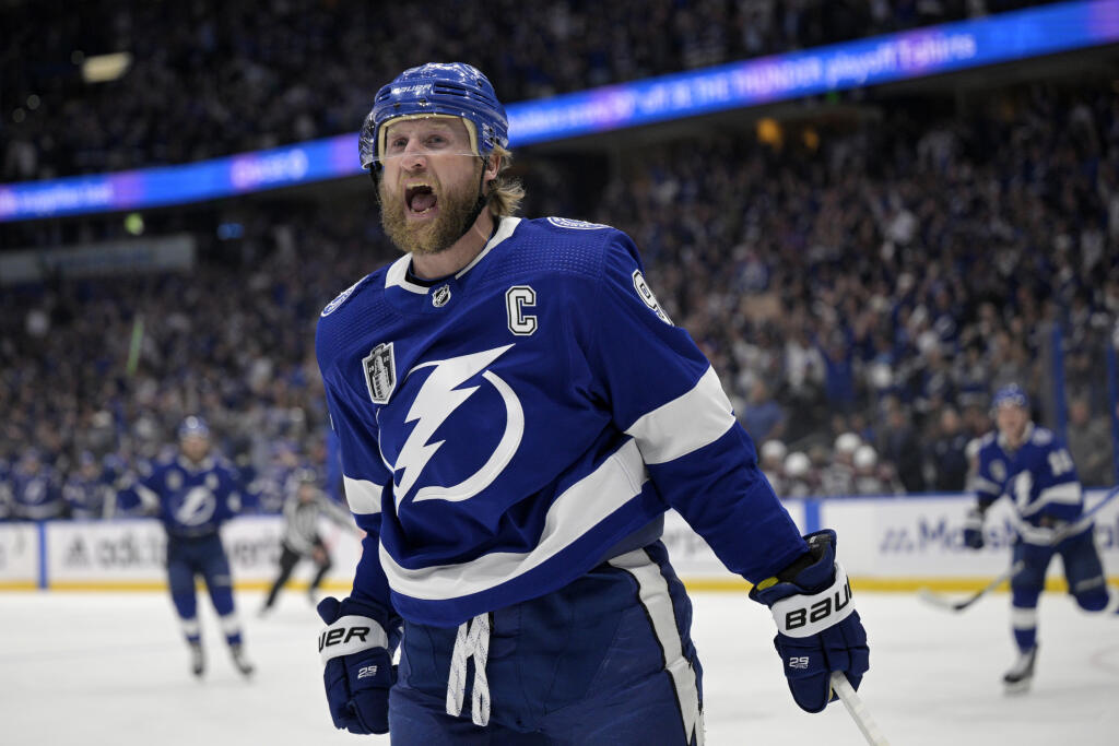 PK 17 Tampa - Na snímke hokejista Steven Stamkos z Tampy Bay Lightning sa teší po strelení gólu v šiestom zápase finále NHL Tampa Bay Lightning - Colorado Avalanche v Tampe 26. júna 2022. Hokejisti Colorada Avalanche získali tretíkrát v histórii Stanleyho pohár. V šiestom dueli finále play off NHL zvíťazili v noci na pondelok na ľade Tampy Bay Lightning 2:1 a v celej sérii triumfovali 4:2 na zápasy.