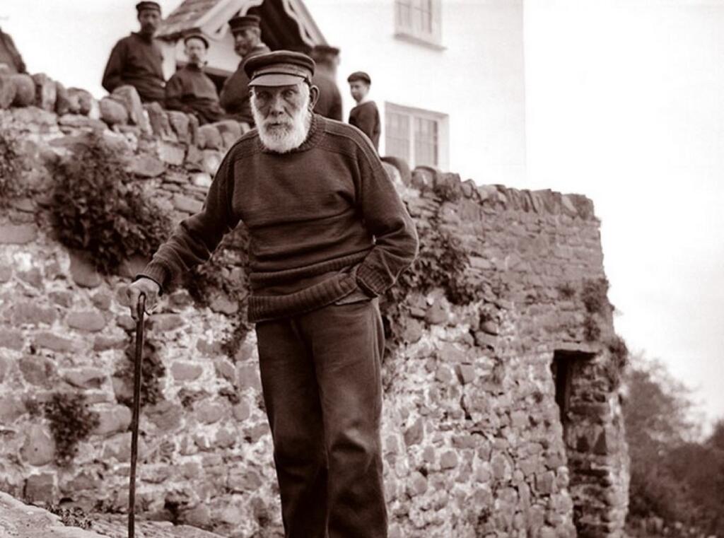 Почтенный человек это какой человек. Старый путешественник. Старые фото людей. Армянский старик. Старик армянин.