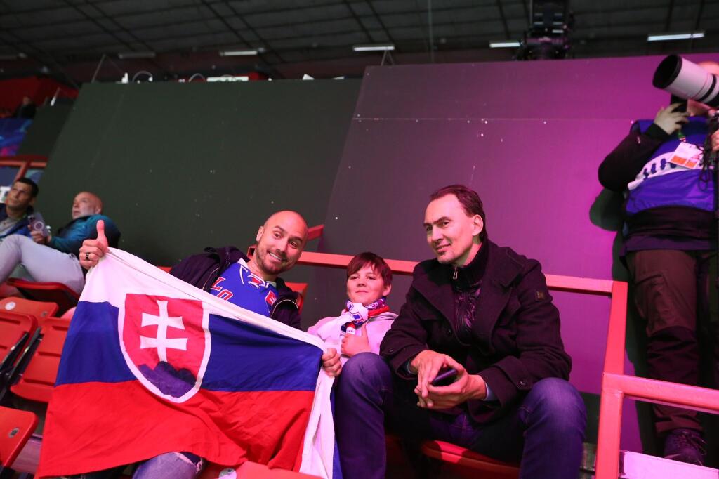 Bývalý hokejista Miro Šatan mal čo robiť, aby vyhovel všetkým žiadostiam fanúšikov.