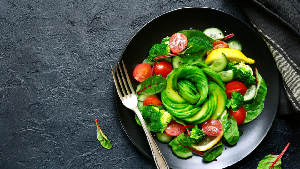 Zelené jedlo vám dodá energiu a doplní stratené živiny po zime. Vyskúšate tiež ľahký šalát z brokolice, avokáda, uhorky, listov cvikly a cherry paradajok.