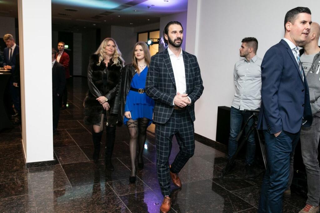 Viktoria prišla v sprievode svojho otca Martina Ševelu a mamy Lucie.