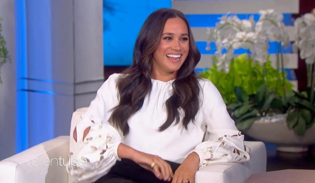 Vojvodkyňa povedala, že hľadá „niečo na úľavu“ Lilibetinej bolesti pri prerezávaní zúbkov, načo moderátorka Ellen odpovedala: „Tequila, čokoľvek.“ Meghan pohotovo zavtipkovala: „To je pre teba, teta Ellen.