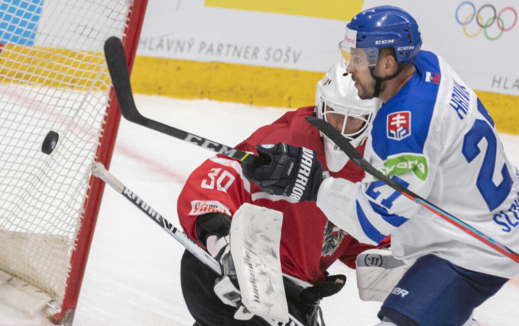 Na snímke vpravo Marek Hrivík (Slovensko) a vľavo brankár David Kickert (Rakúsko) počas zápasu D-skupiny olympijskej kvalifikácie na ZOH v Pekingu Rakúsko - Slovensko 26. augusta 2021 v Bratislave. FOTO TASR - Martin Baumann