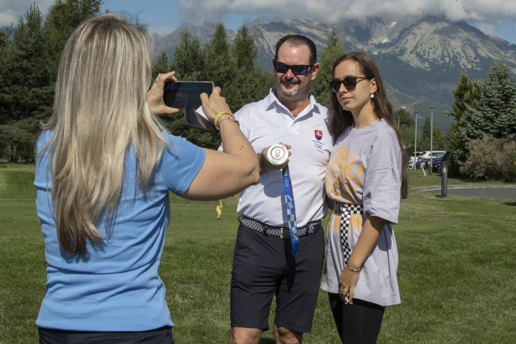 Záujem o fotografiu s Rorym Sabbatinim bol veľký. Golfista vytiahol aj svoju medailu.