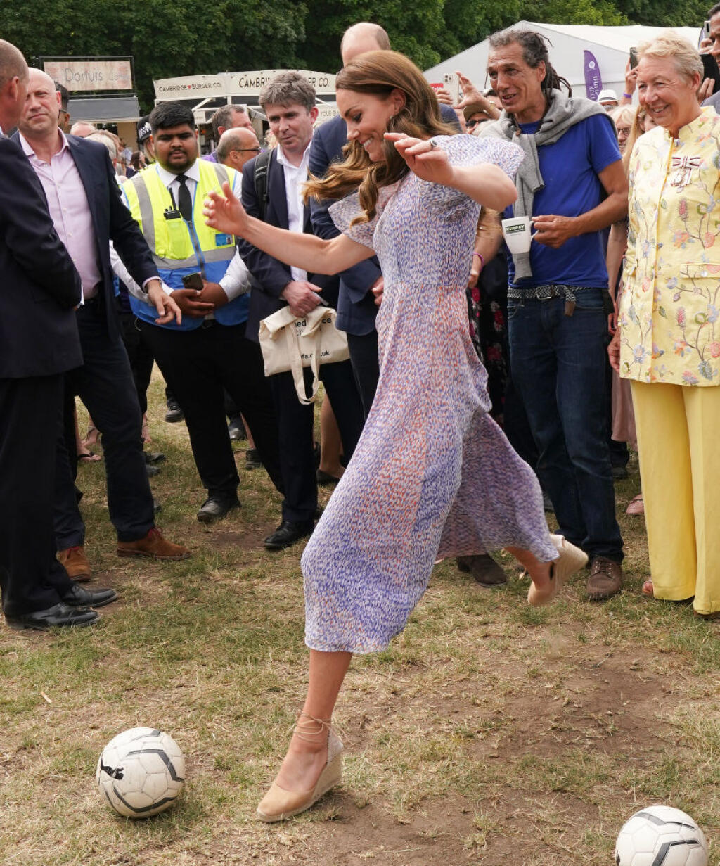 Vojvodkyňa Kate si zahrala futbal.