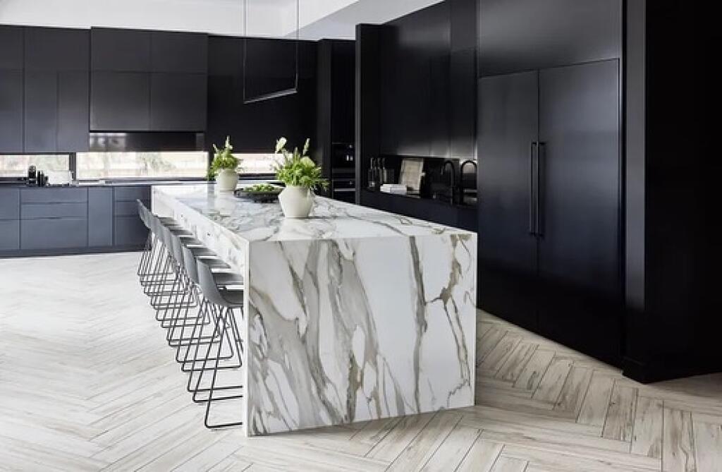 Ústredným bodom kuchyne s otvoreným konceptom je sochársky vyzerajúci ostrov vyrobený z porcelánu Calacatta z Edmonton's Western Marble Craft.