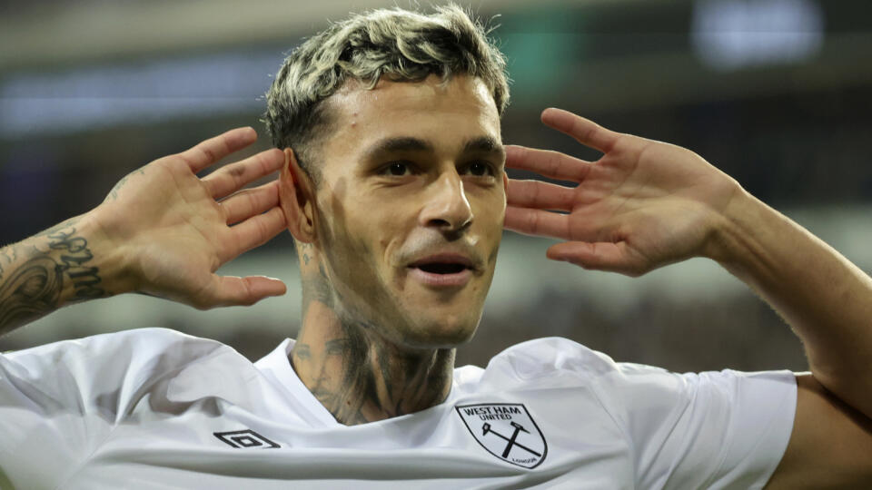 EBE 37 Brusel - Na snímke hráč West Hamu Gianluca Scamacca oslavuje úvodný gól v zápase B-skupiny 3. kola skupinovej fázy Európskej konferenčnej ligy vo futbale RSC Anderlecht - West Ham United v Bruseli 6. októbra 2022. FOTO TASR/AP
West Ham's Gianluca Scamacca celebrates after scoring the opening goal during the Conference League Group B soccer match between Anderlecht and West Ham at the Anderlecht Stadium in Brussels, Thursday, Oct. 6, 2022. (AP Photo/Olivier Matthys)