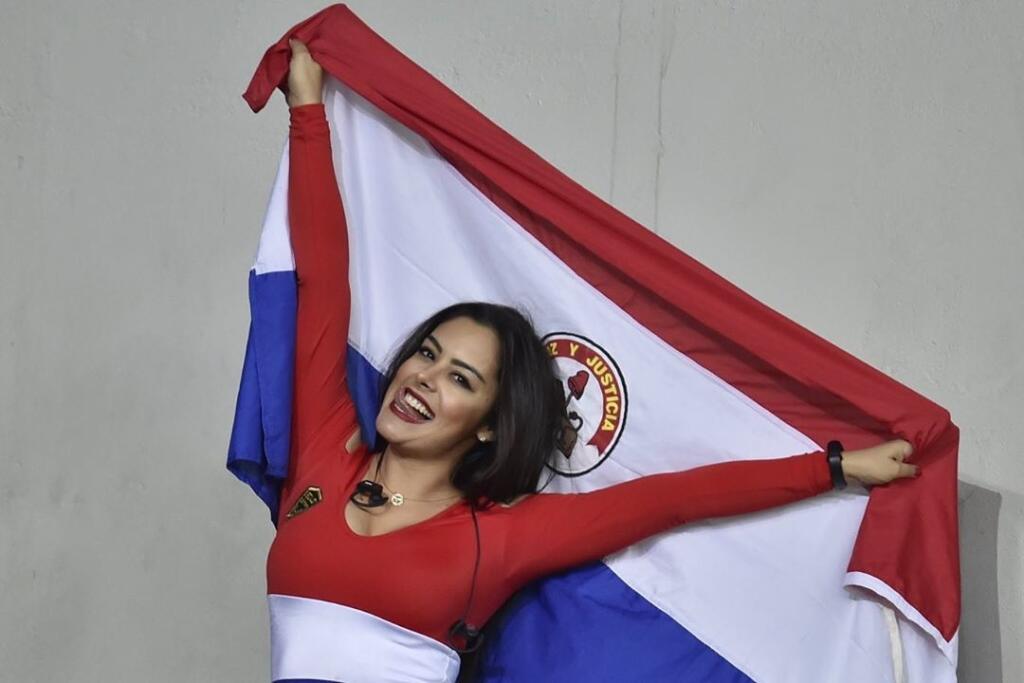 Larissa sa po dvoch rokoch opäť ukázala v plnej paráde na futbalovom zápase.