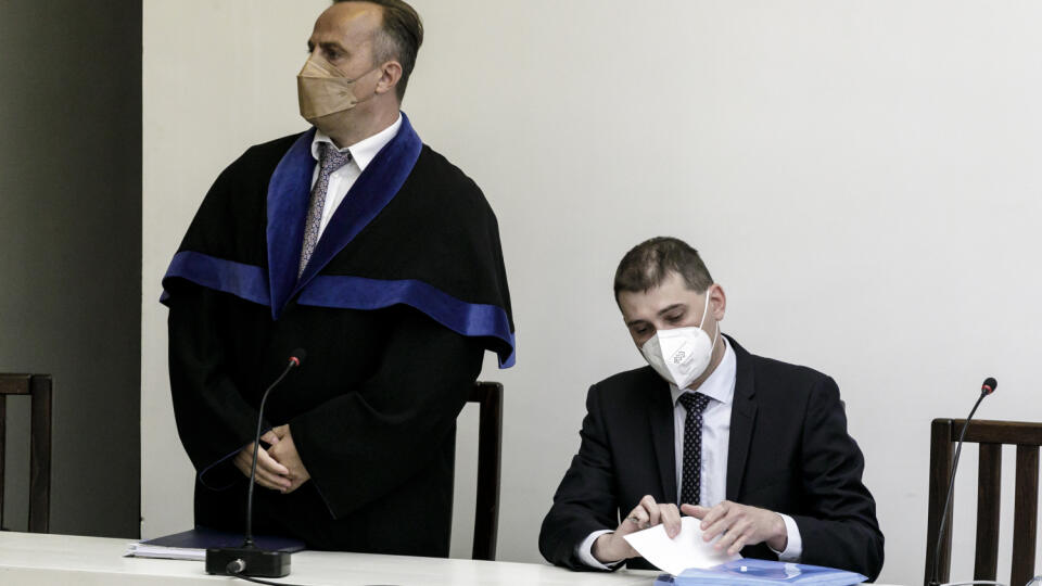 Trojčlenný senát Najvyššieho súdu (NS) SR sa v pondelok zaoberá obvineným riaditeľom Úradu inšpekčnej služby Adriánom Sz., ktorého 5. júna Špecializovaný trestný súd (ŠTS) v Pezinku nezobral do väzby. Adriána Sz. a bývalého riaditeľa národnej jednotky finančnej polície Národnej kriminálnej agentúry (NAKA) Bernarda S. a bývalého funkcionára NAKA Mariána K. stíhajú pre trestný čin zneužívania právomoci verejného činiteľa a korupčnú trestnú činnosť. Na snímke obvinený riaditeľ Úradu inšpekčnej služ