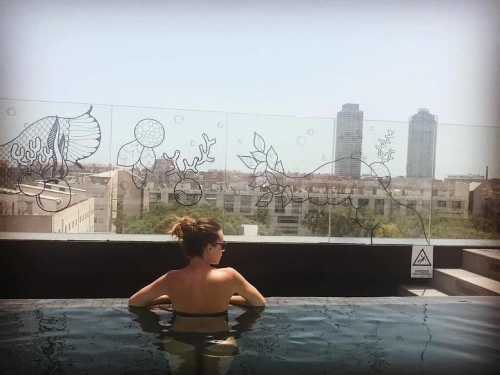 Na konci Vuelty sa okolo Saganovho tímu krútila sympatická Laura. Tá sa fotila pri oslavách konca pretekov. Navyše, Laura, ktorá sa pochválila dňom s Borou na instagrame, sa náramne podobá na Peťovu manželku Katarínu. Snáď si ju s ňou nikto nepomýlil.