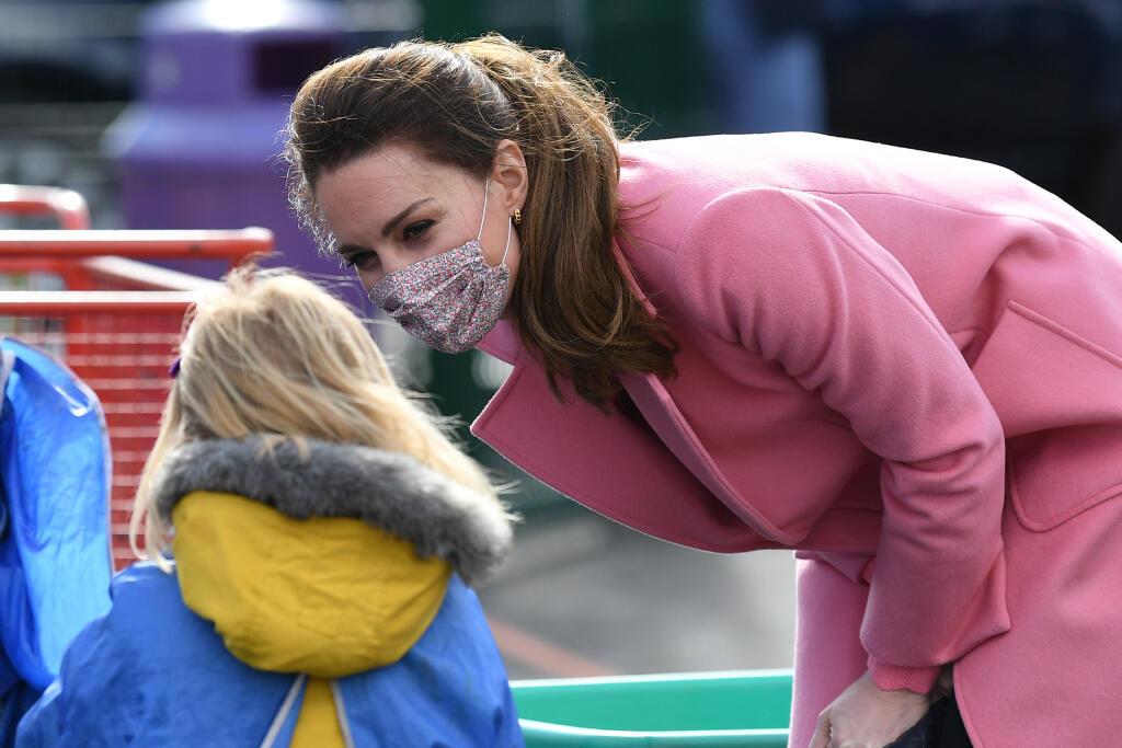 Britský princ William a manželka Kate, vojvodkyňa z Cambridgea, počas návštevy školy v Londýne 11. marca 2021. Britský princ William poprel, že by kráľovská rodina bola rasistická. Reagoval tak na tvrdenia z rozhovoru, ktorý poskytli jeho brat princ Harry so švagrinou Meghan Markleovou.