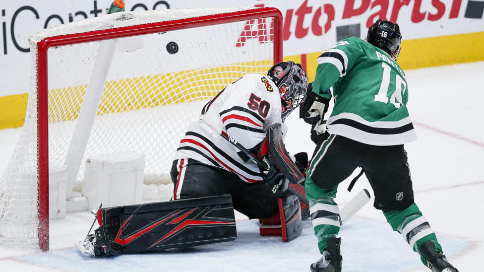 WA 2 Dallas - Hokejista Dallasu Stars Joe Pavelski (vpravo) prekonáva brankára Chicaga Blackhawks Coreyho Crawforda v zápase  zámorskej hokejovej NHL Dallas Stars - Chicago Blackhawks v Dallase 23. februára 2020. FOTO TASR/AP 

Chicago Blackhawks goaltender Corey Crawford (50) is unable to stop a shot from Dallas Stars center Joe Pavelski (16) during the first period of an NHL hockey game, Sunday, Feb. 23, 2020, in Dallas. (AP Photo/Brandon Wade)