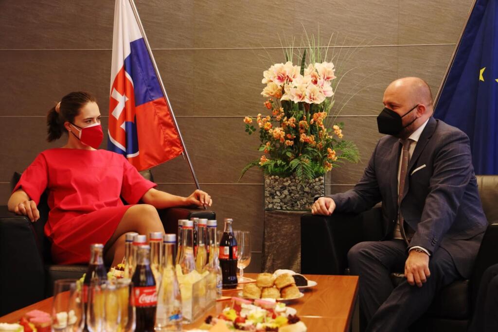 Minister obrany SR Jaroslav Naď privítal Vlhovú v priestoroch rezortu.