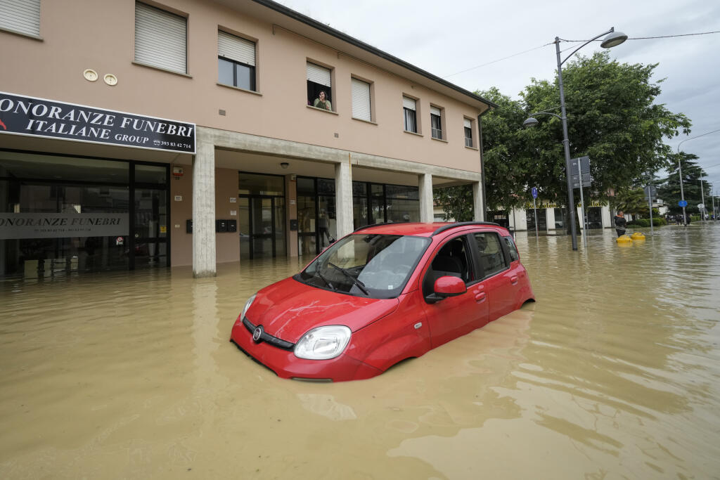 KK36 Castel Bolognese - Na snímke zaplavené auto v obci Castel Bolognese v severotalianskom regióne Emilia Romagna 17. mája 2023. Na najmenej osem stúpol v stredu počet obetí dvojdňových výdatných zrážok a následných záplav na severe Talianska. FOTO TASR/AP
A car lies on a flooded street in the village of Castel Bolognese, Italy, Wednesday, May 17, 2023. Exceptional rains Wednesday in a drought-struck region of northern Italy swelled rivers over their banks, killing at least eight people, forcin