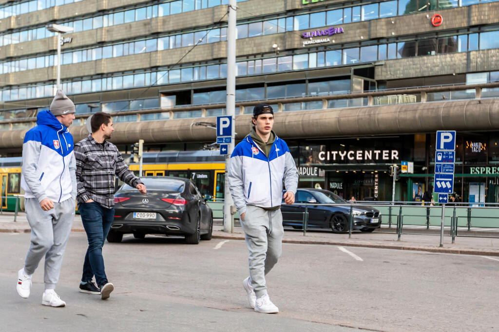 Na snímke sú slovenskí hokejoví reprezentanti Šimon Nemec, Samuel Takáč a Juraj Slafkovský počas prechádzky mestom na MS 2022 v Helsinkách.