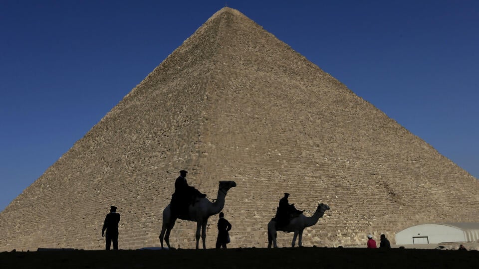 WA 17 archív Gíza - Na archívnej snímke z 12. decembra 2012 silueta policajtov pri Veľkej pyramíde v Gíze. Egyptskí vedci vo štvrtok 2. marca 2023 predstavili objav dlhej komory vo vnútri Veľkej pyramídy v Gíze. Ide o prvý takýto priestor, ktorý bol objavený na severnej strane tejto starovekej stavby. FOTO TASR/AP
FILE - Policemen are silhouetted against the Great Pyramid in Giza, Egypt, Dec 12, 2012. Egypt unveiled on Thursday, March 2, 2023, the discovery of a 9-meter-long chamber inside the