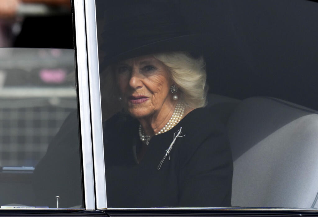 Camilla, kráľovná manželka prichádza autom do Buckinghamského paláca pred slávnostnou procesiou s prevozom rakvy s telesnými pozostatkami zosnulej britskej kráľovnej Alžbety II. z Buckinghamského paláca do Westminsterského paláca v Londýne 14. septembra 2022.