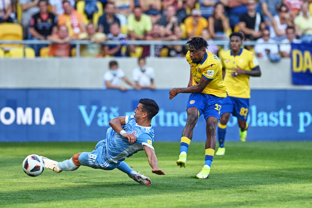Na snímke zľava futbalista Vernon De Marco Morlacchi (Slovan) a Yhoan Many Andzouana (DAC) počas zápasu 7. kola futbalovej Fortuna ligy FC DAC 1904 Dunajská Streda - ŠK Slovan Bratislava 12. septembra 2021 v Dunajskej Strede. FOTO TASR - Edmund Örzsik